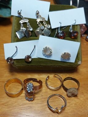Gold-Tone Women's Rings And Earrrings 9pc Lot